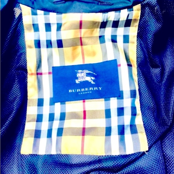 Authentic Burberry NYLE Poncho - Picture 8 of 8